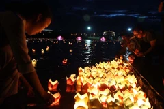 Lễ tri ân các liệt sỹ trên sông Thạch Hãn. (Ảnh minh họa: TTXVN)