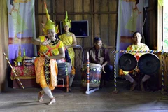 Trình diễn Rô băm. (Ảnh minh họa: TTXVN)