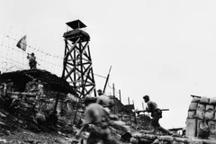 Quân giải phóng đánh chiếm căn cứ Đầu Mầu (1972) (Ảnh: Đoàn Công Tính - Tư liệu TTXVN)