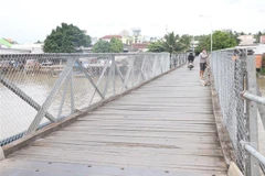 Bến Tre làm rào chắn lan can cầu Mỹ Thạnh sau tai nạn 2 người tử vong