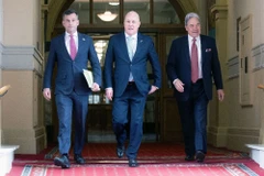 (Từ trái sang) Lãnh đạo đảng ACT, ông David Seymour; Thủ tướng đắc cử New Zealand đồng thời là lãnh đạo đảng Quốc gia, ông Christopher Luxon và lãnh đạo đảng New Zealand First, ông Winston Peters. (Ảnh: AFP/TTXVN)