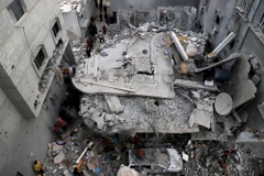 Cảnh đổ nát sau các cuộc không kích của Israel xuống Khan Younis, Dải Gaza. (Ảnh: THX/TTXVN)