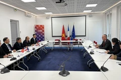 Quang cảnh buổi làm việc giữa lãnh đạo của ba tỉnh Quảng Bình, Nam Định và An Giang với lãnh đạo Nghiệp đoàn các Doanh nghiệp của Pháp tại trụ sở MEDEF International. (Ảnh: Thu Hà/TTXVN)