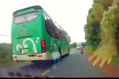 Tước phù hiệu xe khách chạy sai hành trình, vượt ẩu gây tai nạn