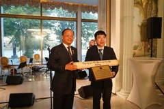 Trao hiện vật quý về Chủ tịch Hồ chí Minh cho Văn phòng TW Đảng