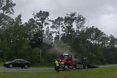 [Video] Mỹ: Xe mất lái đâm phải xe cẩu rồi vọt lên không trung