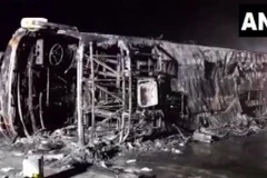 Một chiếc xe buýt bốc cháy tại Ấn Độ khiến 25 người thiệt mạng