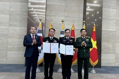 Bộ trưởng Bộ Quốc phòng Phan Văn Giang và Bộ trưởng Bộ Quốc phòng Hàn Quốc Lee Jong-sup chứng kiến Hải quân hai nước trao văn bản Điều khoản tham chiếu Tham vấn Hải quân Việt Nam-Hàn Quốc. (Ảnh: Khánh Vân, Đức Hưng/TTXVN)