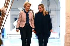 Thủ tướng Italy Giorgia Meloni (phải) và Chủ tịch Ủy ban châu Âu (EC) Ursula von der Leyen. (Ảnh: AFP/TTXVN)