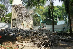 Tháo dỡ cầu bộ hành để thi công dự án cửa ngõ sân bay Tân Sơn Nhất