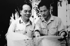 Đại tướng Nguyễn Chí Thanh (bên phải) và Đại tướng Võ Nguyên Giáp trao đổi tình hình chiến sự ở miền Nam, ngày 5/7/1967. (Ảnh: Tư liệu/TTXVN phát)