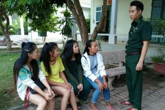 Các nạn nhân mua bán người được bảo vệ an toàn để bàn giao cho gia đình. (Ảnh: TTXVN/phát)