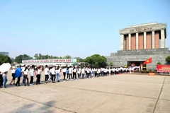 Hơn 52.000 lượt khách vào Lăng viếng Bác Hồ trong ba ngày nghỉ lễ
