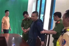 Bắt lái xe đầu kéo vi phạm nồng độ cồn, chống người thi hành công vụ