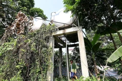 Công trình cấp nước sạch sinh hoạt cho khu tái định cư đã nằm 'đắp chiếu' trong bụi cây. (Ảnh: Trọng Đạt/TTXVN)