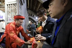 Du khách nô nức nhận túi lương tại Lễ phát lương Đức Thánh Trần