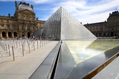 Bảo tàng Louvre phải tạm đóng cửa vì nhận tin nhắn đe dọa