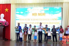 Bộ Tư lệnh Vùng 2 Hải quân nhận đỡ đầu con của ngư dân tỉnh Sóc Trăng 