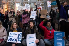 Anh: Lực lượng bác sỹ trẻ đình công phản đối chính sách lương bổng