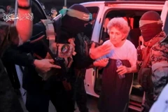 Một trong số những con tin được Phong trào Hồi giáo Hamas trả tự do sau thỏa thuận ngừng bắn tại Gaza, ngày 24/11/2023. (Ảnh: AFP/TTXVN))