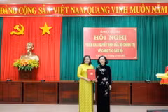 Thường trực Ban Bí thư Trương Thị Mai trao quyết định cho bà Hồ Thị Hoàng Yến. (Ảnh: Chương Đài/TTXVN)
