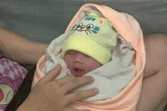 Đồng Nai: Phát hiện một bé trai sơ sinh bị bỏ rơi trong nhà vệ sinh