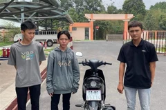 Bình Dương xử phạt thanh niên dùng chân lái xe 9 triệu đồng