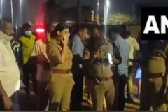 Hàng nghìn người dân trong khu vực đã đổ ra đường sau khi phát hiện mùi lạ. (Nguồn: ANI)