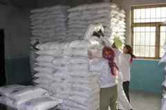 Lương thực viện trợ cho Triều Tiên thông qua Chương trình Lương thực Thế giới (WFP), tại Huichon, tỉnh Chagang, Triều Tiên. (Ảnh: AFP/TTXVN)