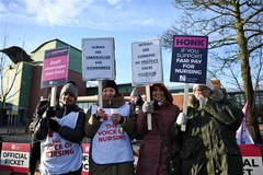 Nhân viên cứu thương Anh hoãn kế hoạch đình công đòi tăng lương