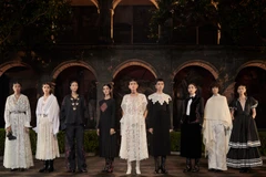 Dior Cruise 2024 tôn vinh di sản để đời của họa sỹ lỗi lạc Frida Kahlo