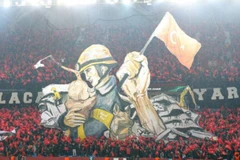 Các cổ động viên bóng đá Thổ Nhĩ Kỳ tri ân các lực lượng cứu hộ