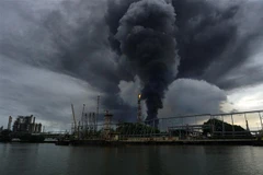 Hỏa hoạn tại nhà máy lọc dầu gần biên giới Nga và Ukraine