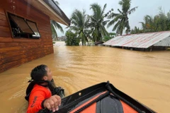Lực lượng cứu hộ Philippines sơ tán người dân. (Nguồn: AFP)