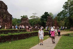 Khách du lịch đến Di sản Văn hóa Thế giới Mỹ Sơn. (Ảnh: Đoàn Hữu Trung/TTXVN)