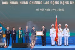 Thừa ủy quyền Chủ tịch nước, Chủ tịch Quốc hội Vương Đình Huệ trao Huân chương Lao động hạng Nhất cho Học viện Tài chính. (Ảnh: Doãn Tấn/TTXVN)