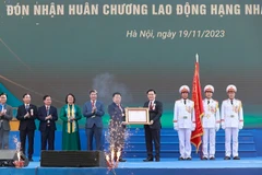 Thừa ủy quyền Chủ tịch nước, Chủ tịch Quốc hội Vương Đình Huệ trao Huân chương Lao động hạng Nhất cho Học viện Tài chính. (Ảnh: Doãn Tấn/TTXVN)
