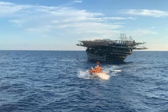 Tàu Hải quân kịp thời đưa ngư dân bị bệnh về đảo Trường Sa điều trị