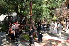 Du khách cùng nhân dân bản địa giao lưu điệu múa trong không gian cồng chiêng Tây Nguyên tại Khu Du lịch Sinh thái Ako-Ea. (Ảnh: Tuấn Anh/TTXVN)