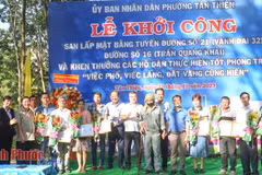 Lãnh đạo thành phố Đồng Xoài và lãnh đạo phường Tân Thiện trao Giấy khen, tặng hoa tuyên dương các hộ dân tiêu biểu. (Nguồn: báo Bình Phước)