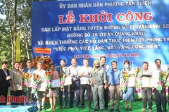 Lãnh đạo thành phố Đồng Xoài và lãnh đạo phường Tân Thiện trao Giấy khen, tặng hoa tuyên dương các hộ dân tiêu biểu. (Nguồn: báo Bình Phước)