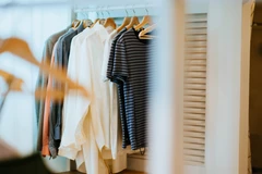 6 cách dọn dẹp và làm mới tủ đồ để chuẩn bị giai đoạn chuyển mùa