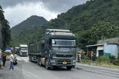 Công an Lâm Đồng xử lý tài xế xe vượt ẩu bất chấp nguy hiểm