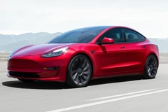 Tesla Mode 3 có giá thấp hơn xe chạy nhiên liệu xăng Toyota Camry