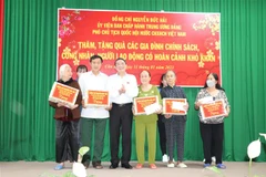 Phó Chủ tịch Quốc hội chúc Tết cán bộ, chiến sỹ, nhân dân Côn Đảo