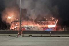 Xe khách bốc cháy khi đang chạy trên đường, hàng chục khách hoảng loạn