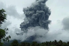 Núi lửa ở Indonesia phun trào, phóng tro nóng xa tới 2km