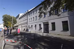 Cảnh sát gác phía trước giáo đường Do Thái tại thủ đô Berlin, Đức, sau vụ ném bom xăng, ngày 18/10. (Ảnh: AFP/TTXVN)