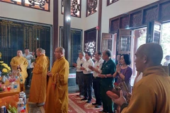 Huyện Sa Thầy (tỉnh Kon Tum) tổ chức lễ cầu siêu vong linh các anh hùng liệt sỹ đã ngã xuống tại Đài tưởng niệm Chư Tan Kra (xã Ya Xiêr, huyện Sa Thầy). (Ảnh: Khoa Chương/TTXVN)