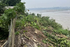 Sạt lở đang uy hiếp tính mạng, tài sản của người dân khu Bồng Lạng, xã Phùng Nguyên. (Ảnh: Tạ Toàn/TTXVN)